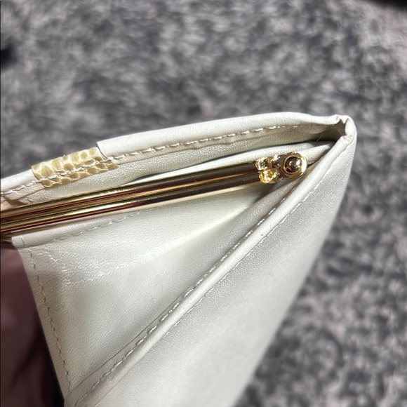 Elegant Vintage Givenchy Lizard White and Cream Women's Clutch/Wallet Kisslock - Picture 4 of 16